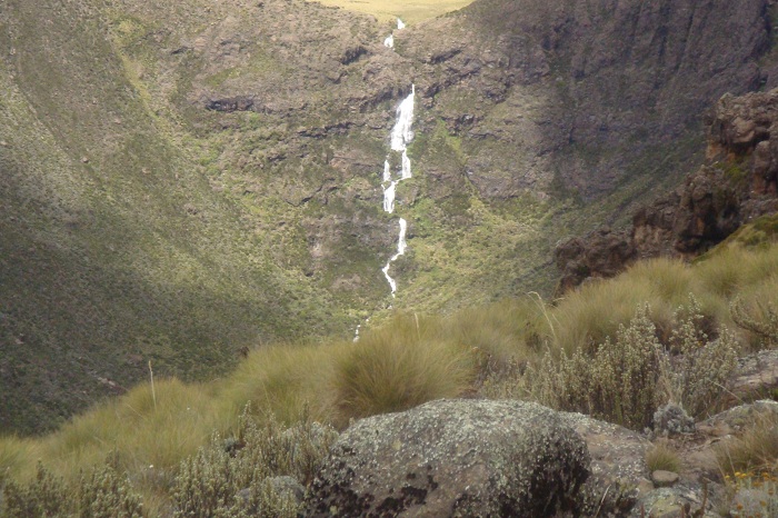 Trekking Mount Kenya Adventure Tours/YHA Kenya Travel/Mountaineering.